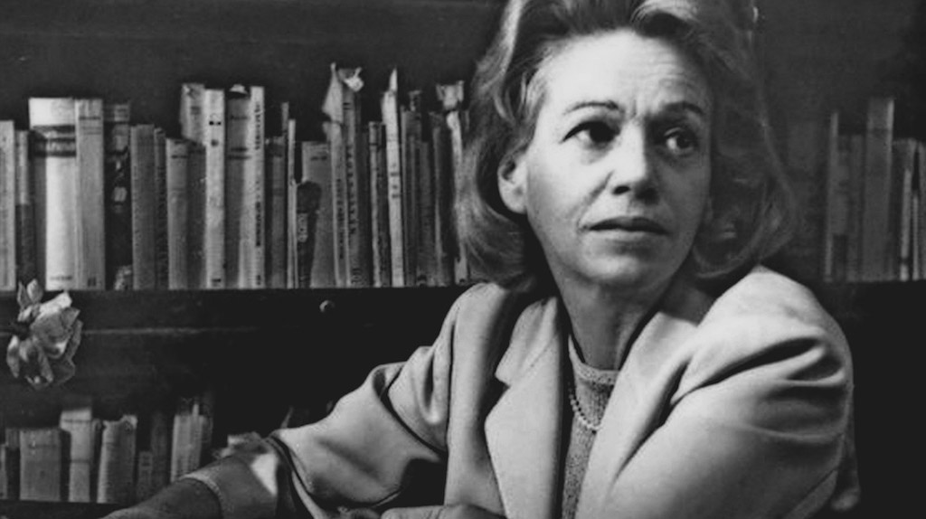 La escritora Elena Garro en su estudio